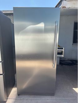 Frigidaire professional freezer, works is perfect in great condition for delivered to your garage