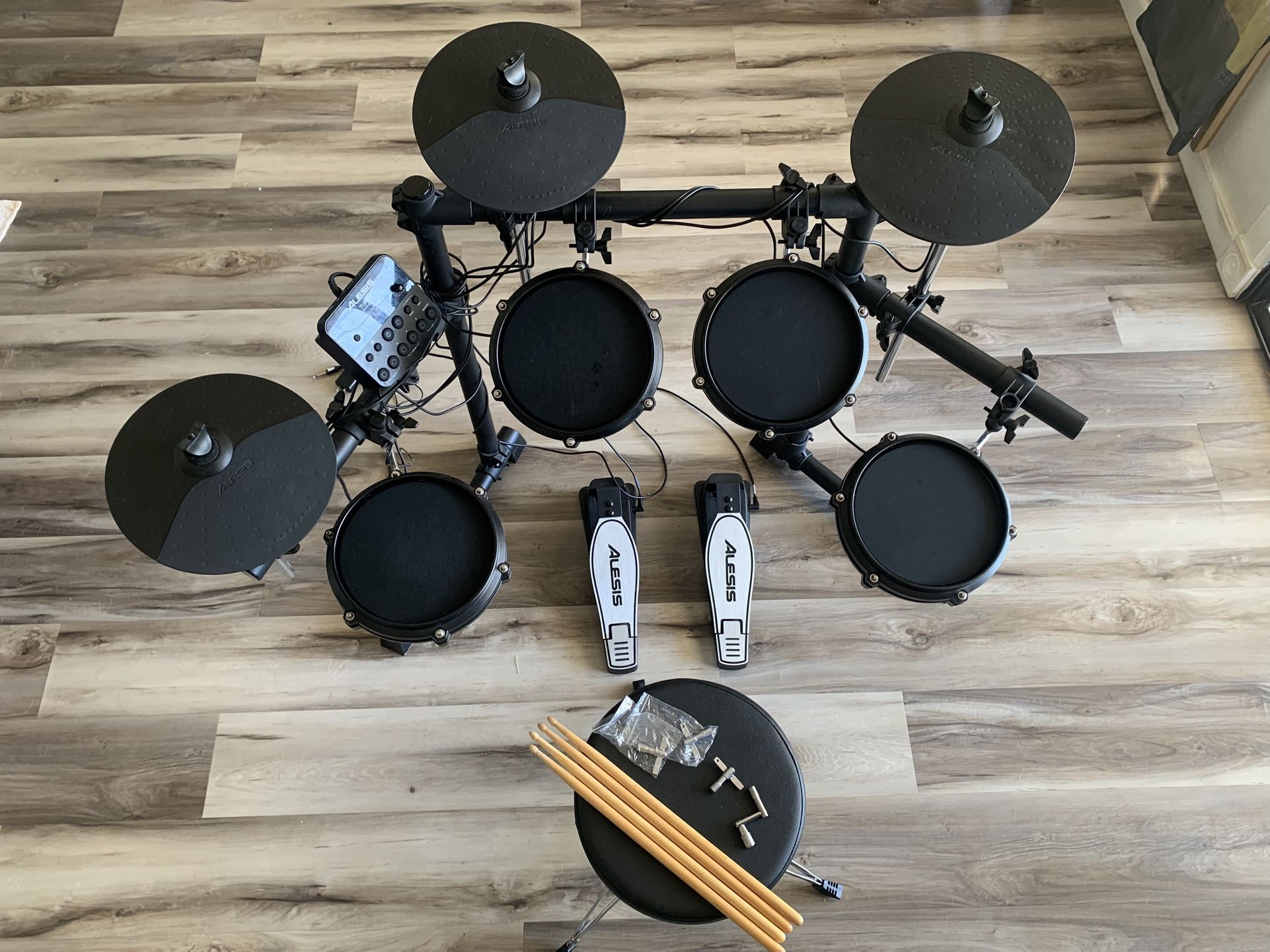Alesis Turbo Electric Drum Kit incl Stool, Sticks, And Drum Keys