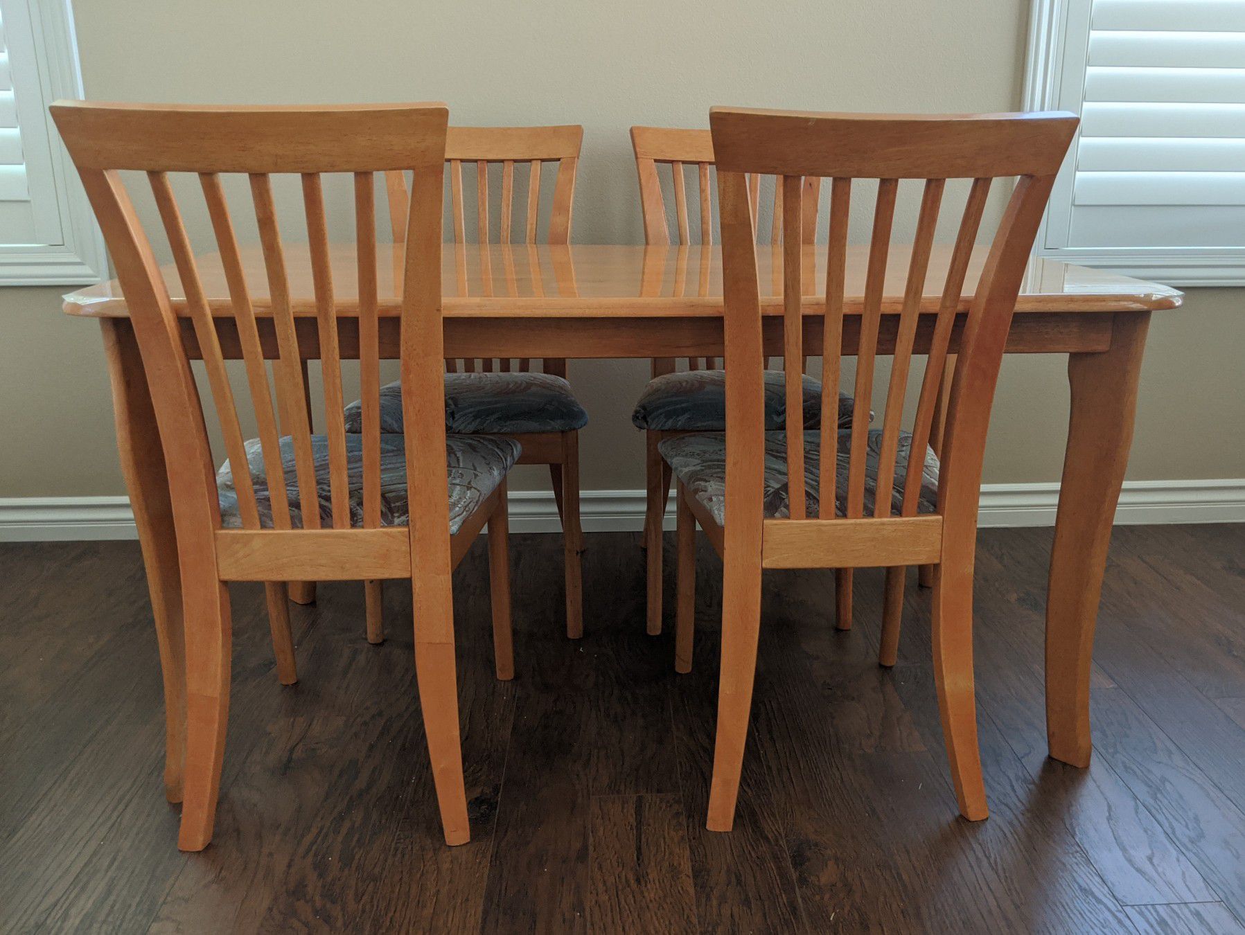 Wooden Dinning/Kitchen Table with 6 chairs
