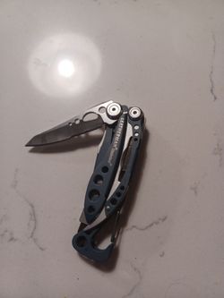 Leatherman  Skeletool. Blue steel color.