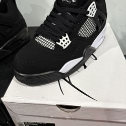 Jordan Retro 4 “ White ⚡️ Thunder men’s Size 9,