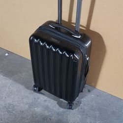 Ricardo Carry-On Luggage – Hard Shell Spinner (Good Condition) $45 Obo