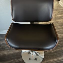 two bar stools the same