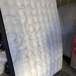Full Size High-End Mattress Excellent Condition Lightly Has Been Used Super Clean No Stain Rips Burn