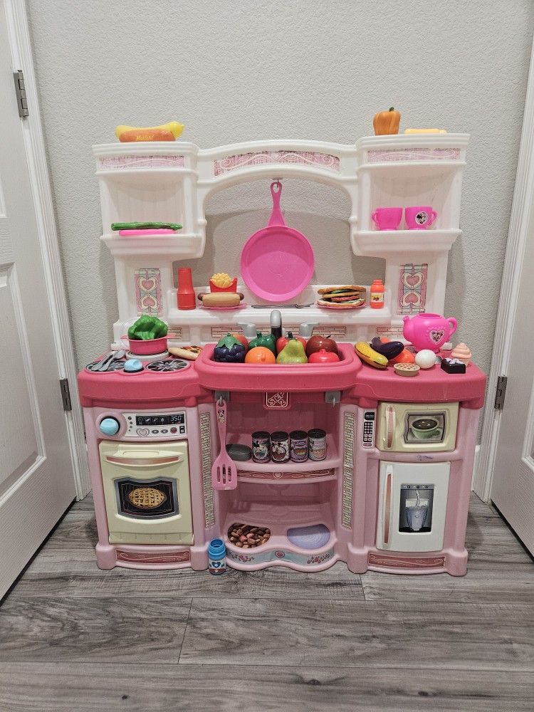 Step2 Fun with Friends Kitchen Set with Food