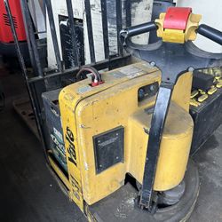 Electric pallet jack