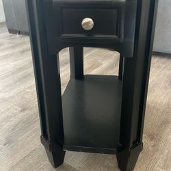 Side Couch Table/side bed table Very Nice 20 Dollars Or Better Offer 