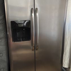 Fridgeaire Stainless Steel French Door Refridgerator 