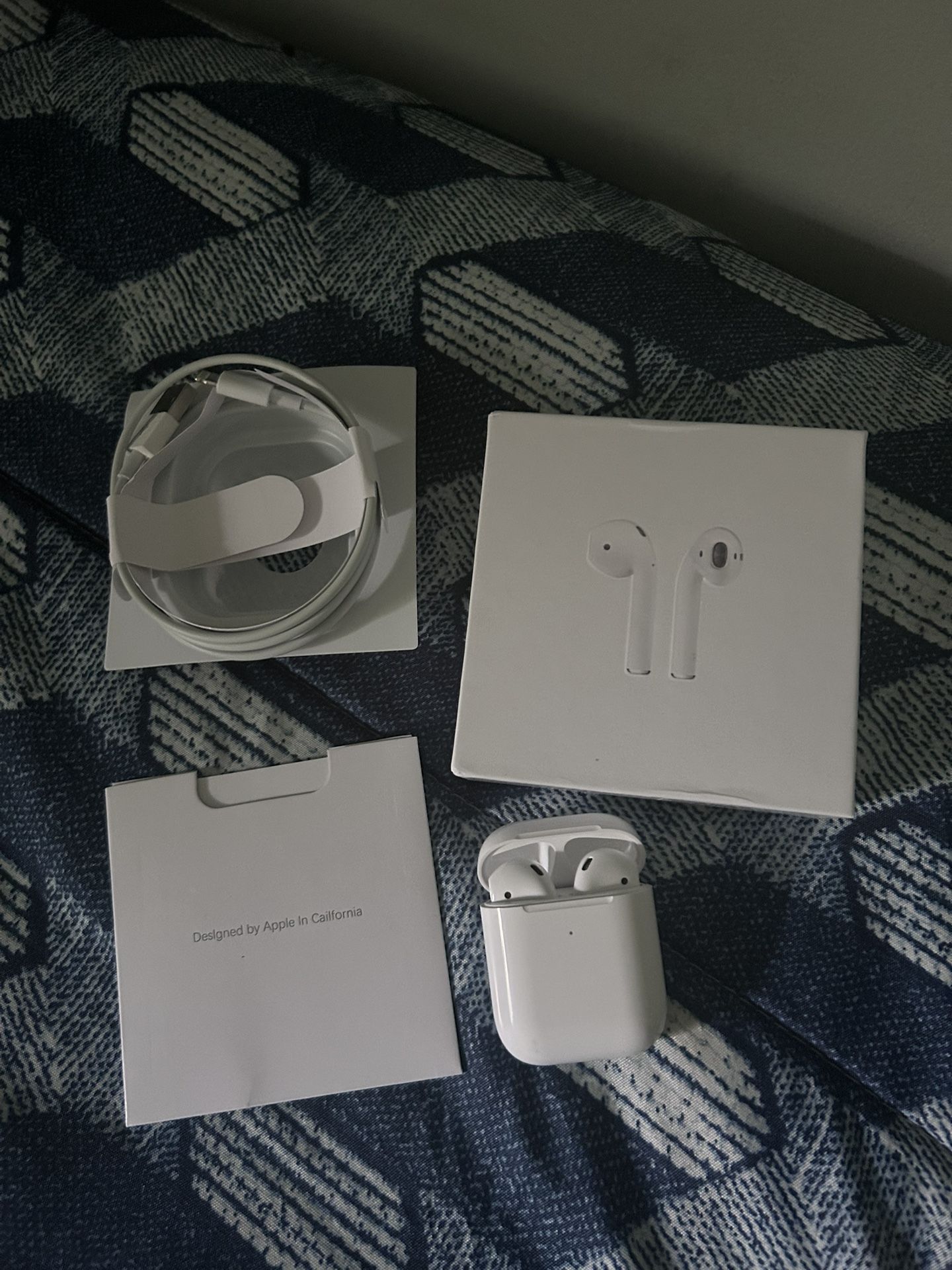 Apple AirPods With Charging Case (2nd Generation)