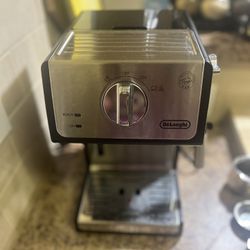 DeLonghi Espresso Machine In Great  Condition 