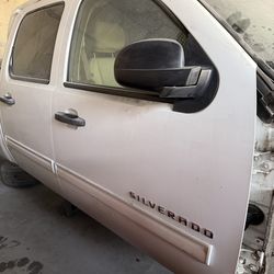 07-13 Chevy Silverado passenger front door only