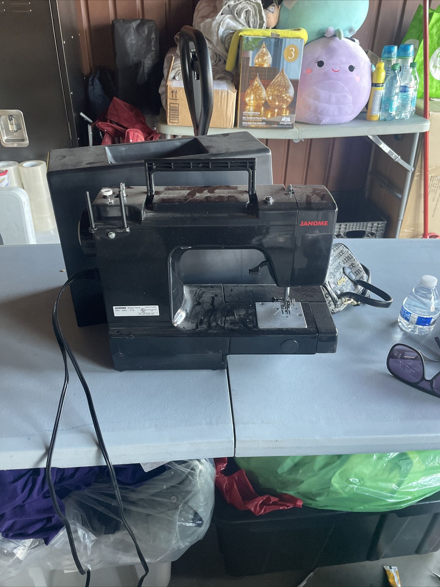 Janome 731 LE Sewing Machine with Extra Feet & Assesories/ Excellent