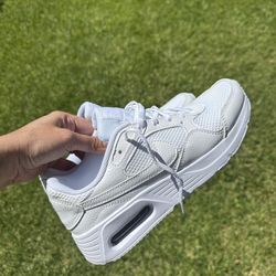 NIKE women’s white AIR MAX size 7