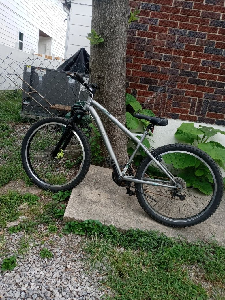 Use bike on sell mongoose mountain bike 6 speed with disk brakes and 26 inch tires 2.40. Wide