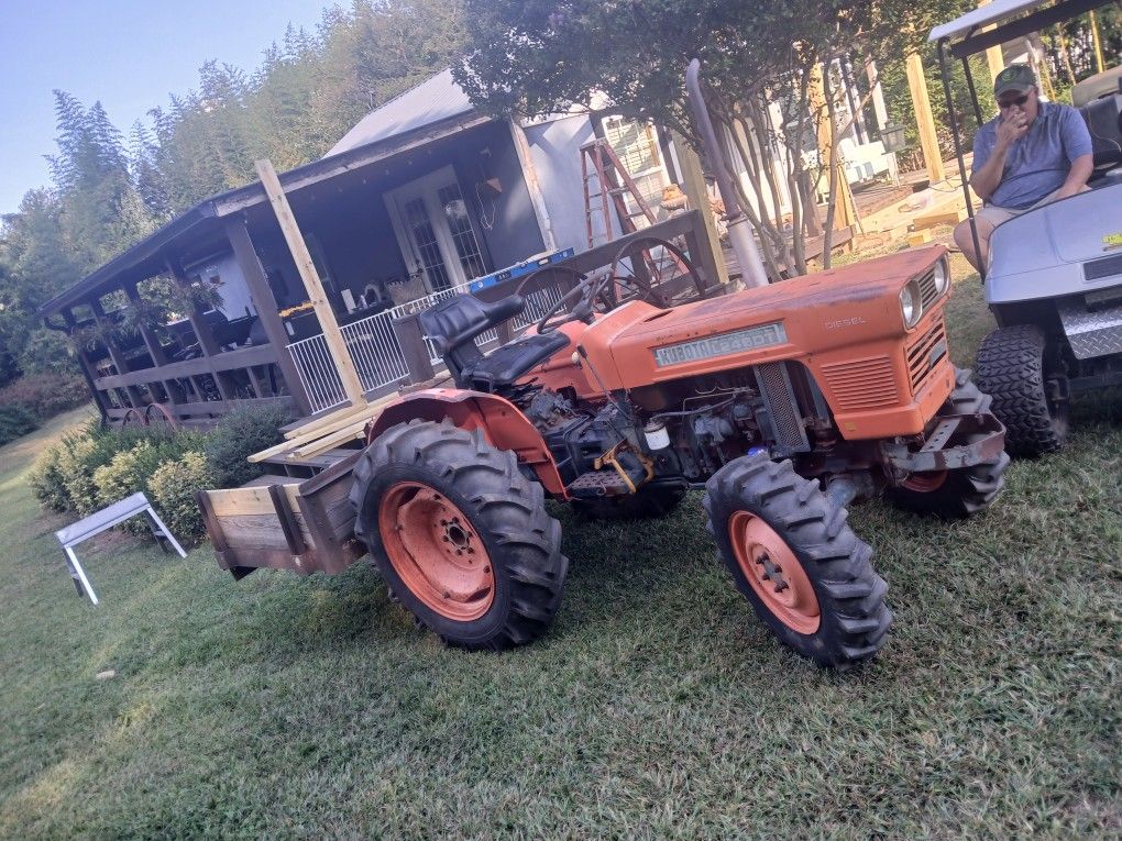 4/4 Kubota Diesel Tractor Runs Great