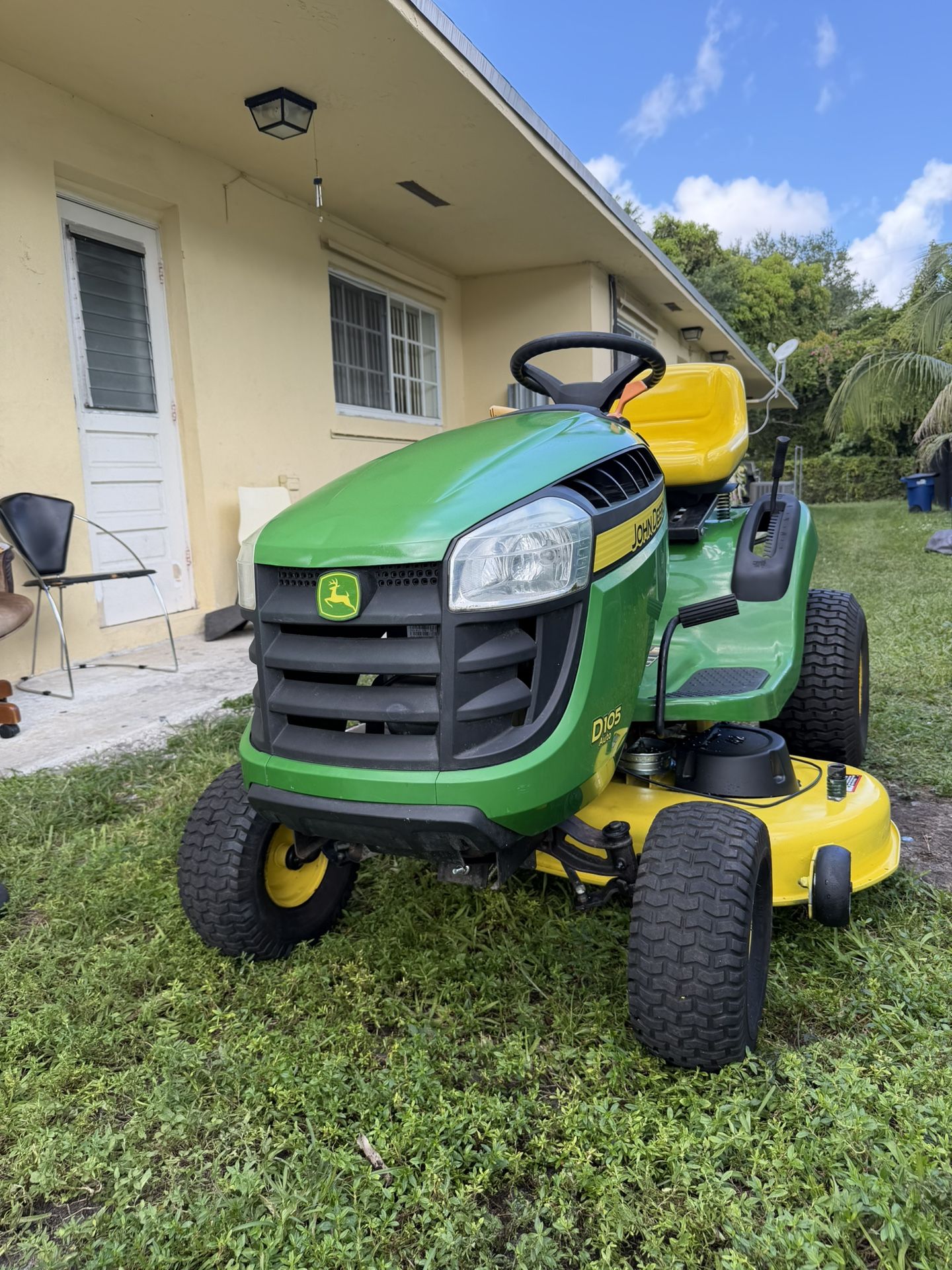 JOHN DEERE D105 Riding Lawnmower/Tractor