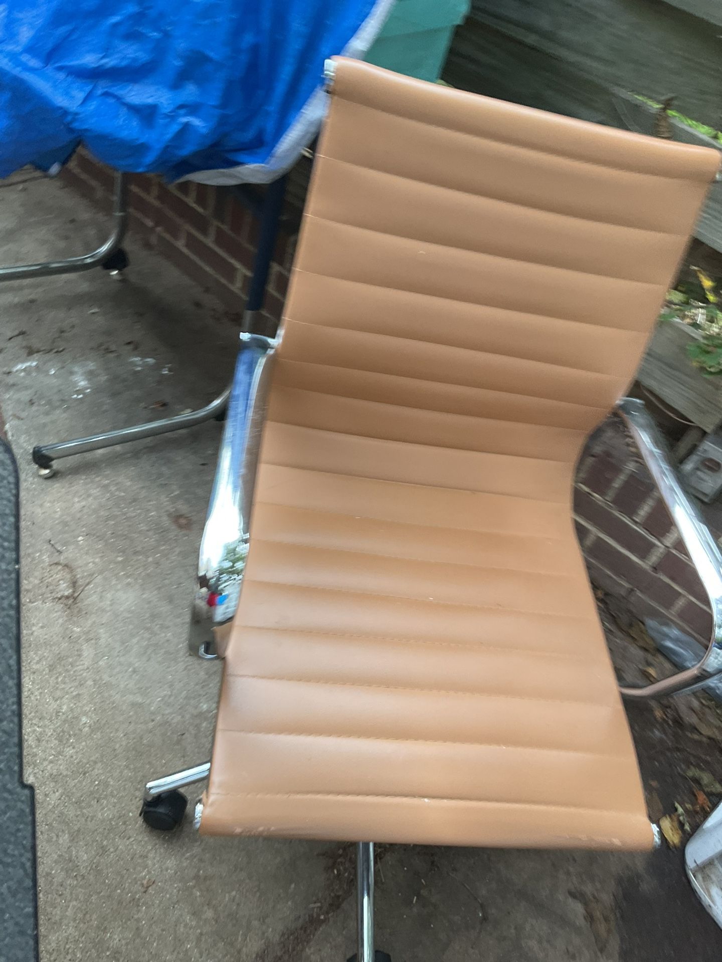 A Nice Swivel Chair, Almost New (NO SHIPPING)
