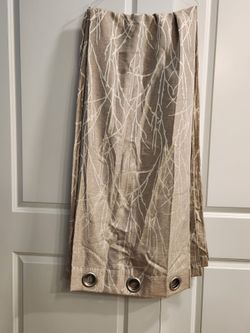 PAIR OF WINDOW CURTAINS.