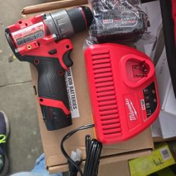 Milwaukee
M12 FUEL 12V Lithium-Ion Brushless Cordless 1/2 in. Hammer Drill 