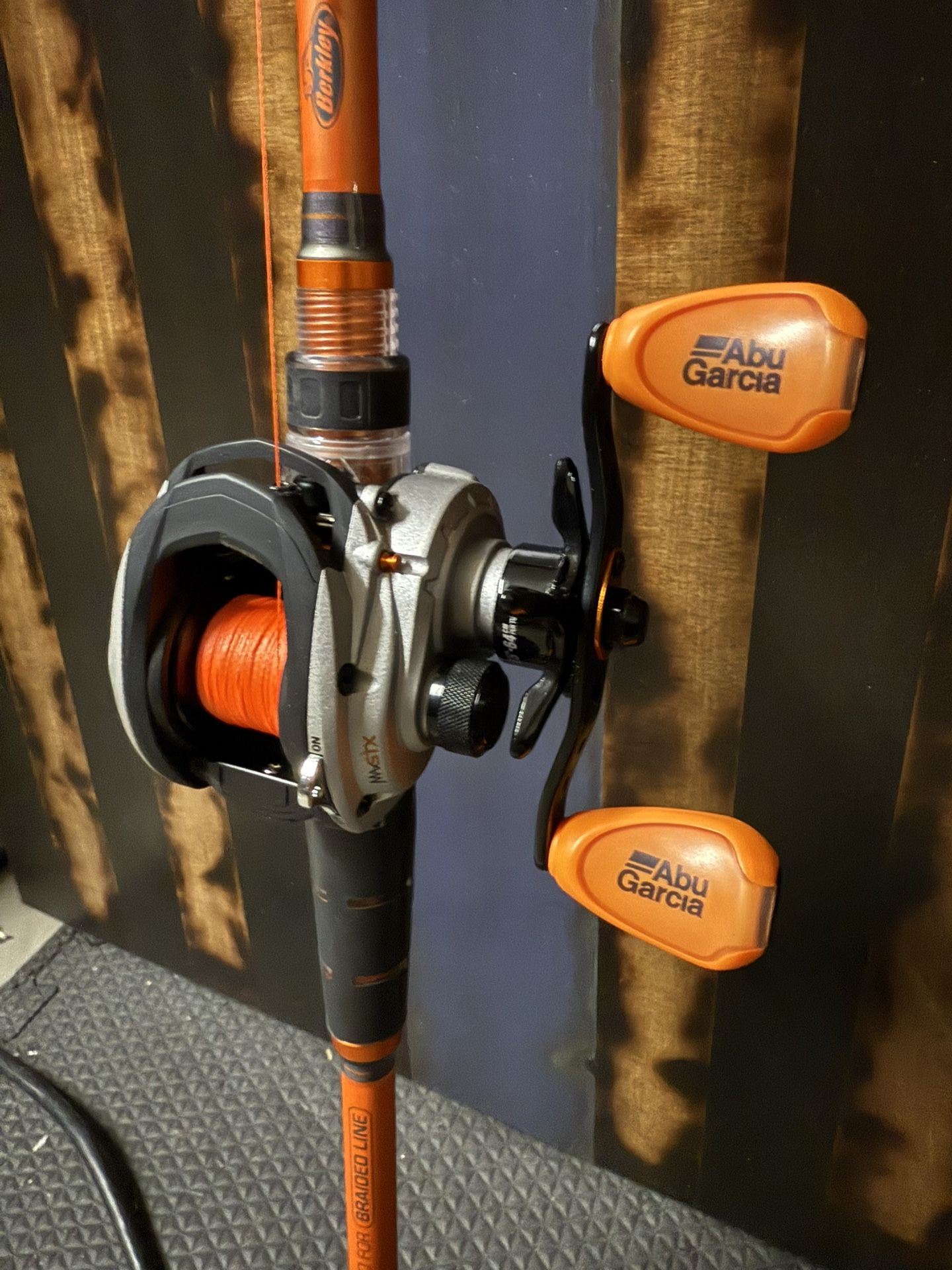 Abu Garcia Max STX Baitcaster w/ Berkley Shock Lightning Rod!+++