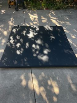 Soft tri-fold truck bed cover