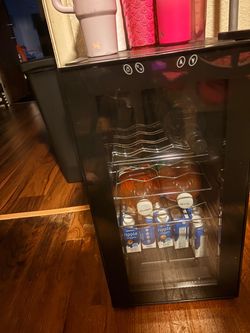 Mini bar fridge/ wine fridge