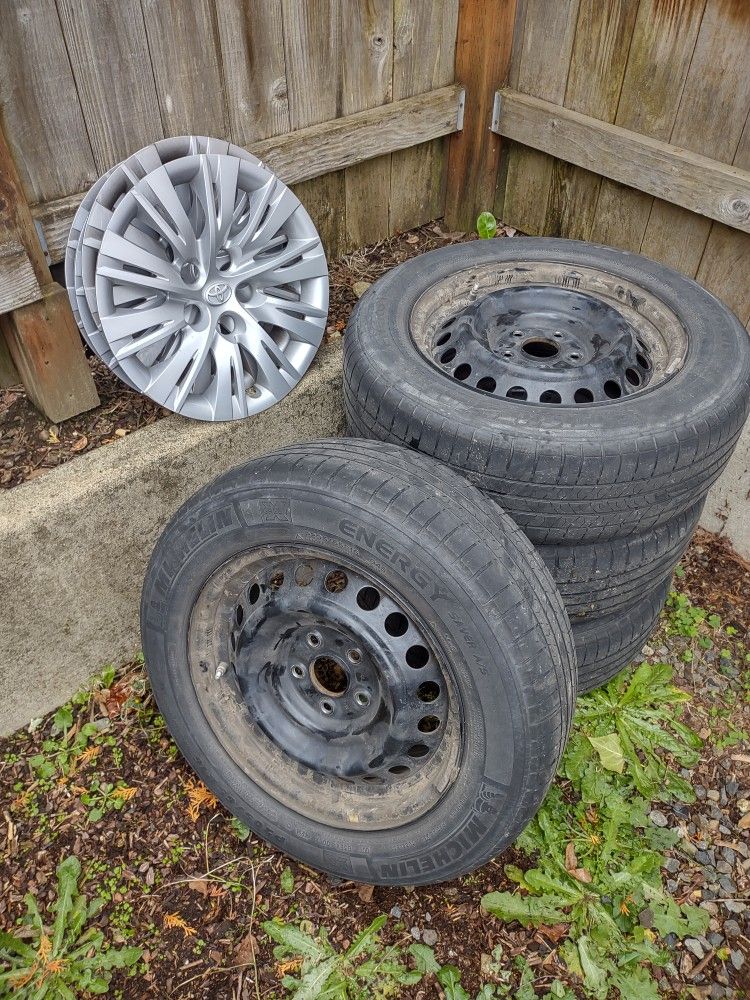 Michelin 20565r16 on Toyota Wheels w/Hubcaps for Sale in Battle