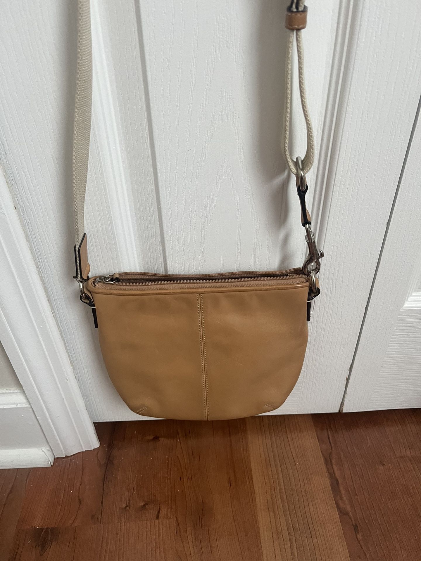 Coach All Leather Cross Body Purse. 👜. ! Great Shape. 