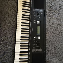 Yamaha PSR-E373 Keyboard – Excellent Condition + Case