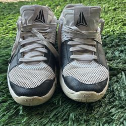 Kaari Nike Shoes  7Y