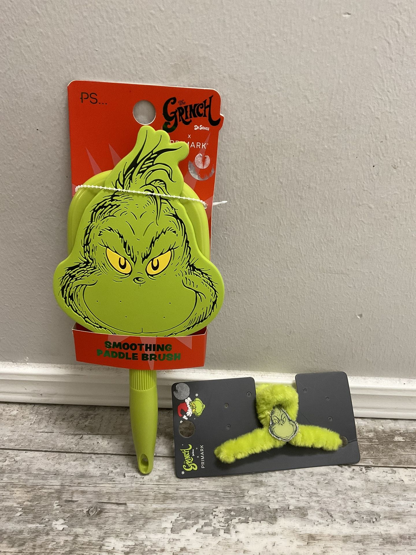 NWT Grinch Hair Brush And Hair Claw Clips