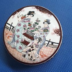 Chinese Canton 19th Porcelain Box hand Painted 