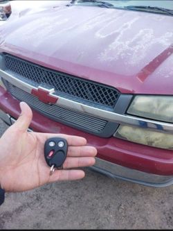 Car Keys And Remotes  / Llaves De Carro Y Controlles