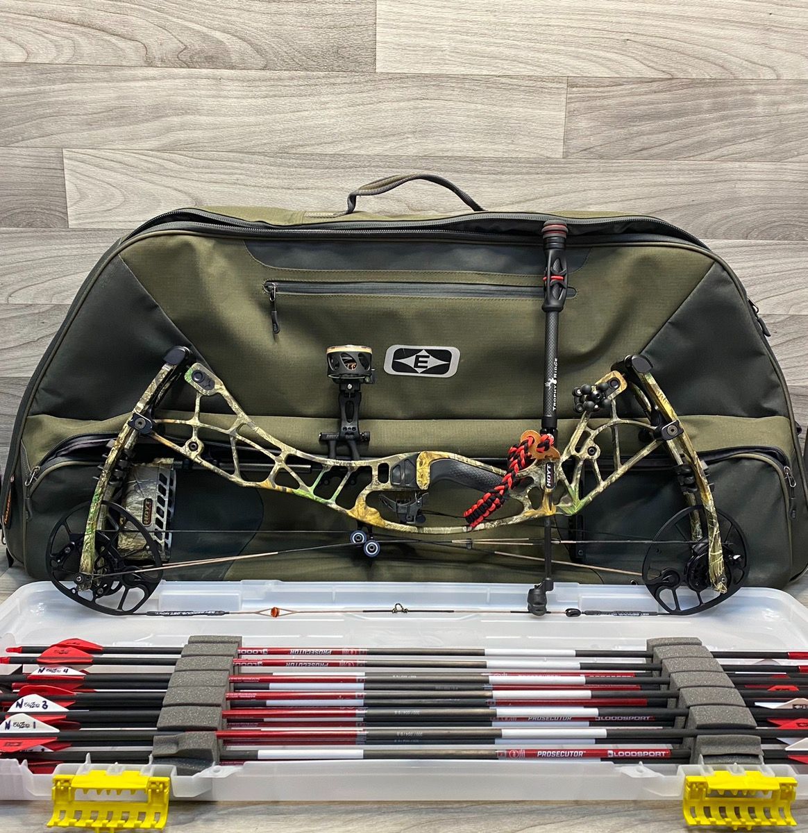 Hoyt Axius Compound Bow Package – 60-70 lb, 28-30” Draw (A1D019972)