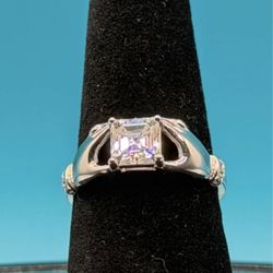 # 31. Unique 1-Carat Emerald Moissanite Hand Ring