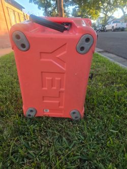 Yeti cooler 35 (limited edition coral pink )