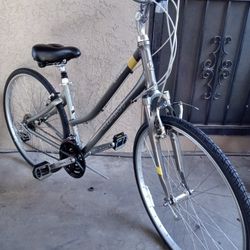 Like New Bike Giant CYPRESS HYBRID TIRES SIZE 700C FRAME SIZE SMALL 