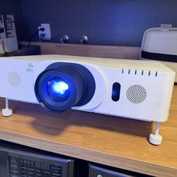 Hitachi 4200 lumens Video HDMI Projector