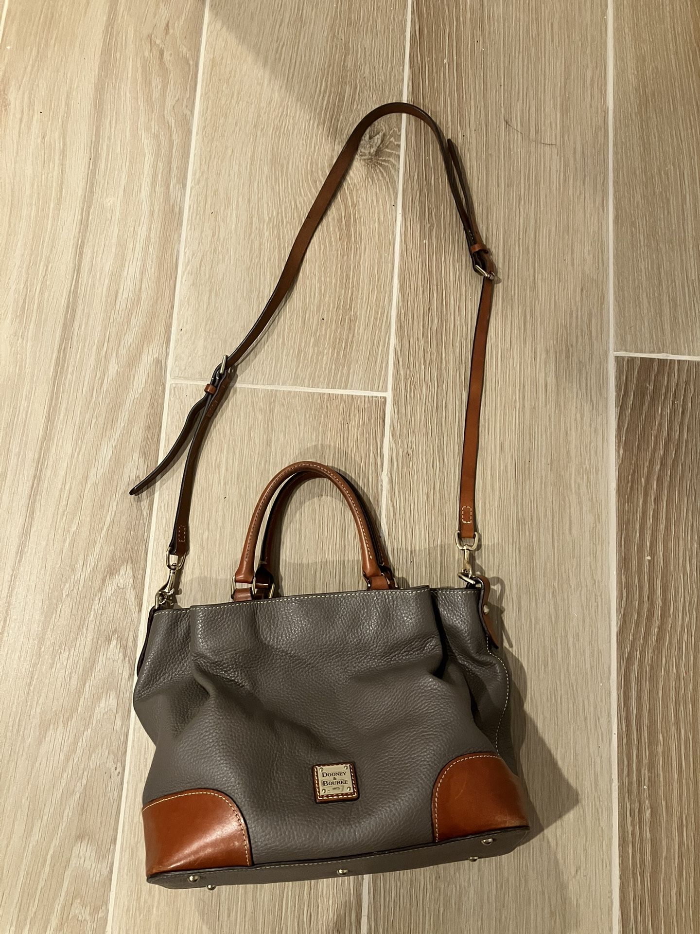 Dooney Bourke Leather Purse + Matching Wristlet Grey Brown Pebble Look Solid Accessory