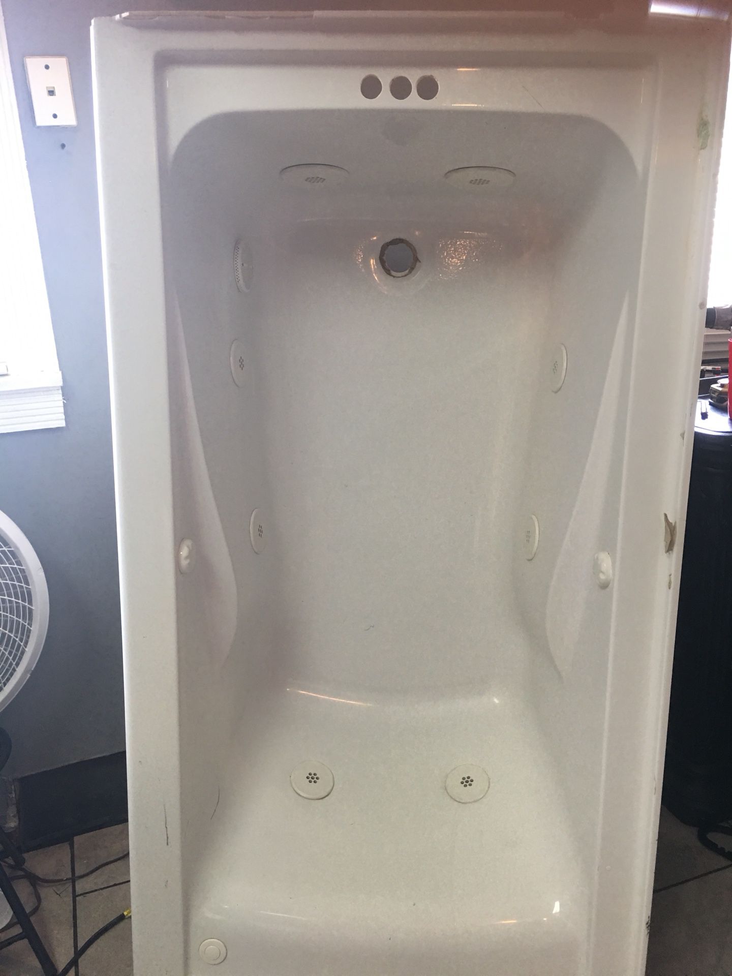 Fiber glass tub in good condition. 8 jet electric hot tub