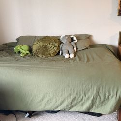 Nice Twin/day Bed With Mattress 