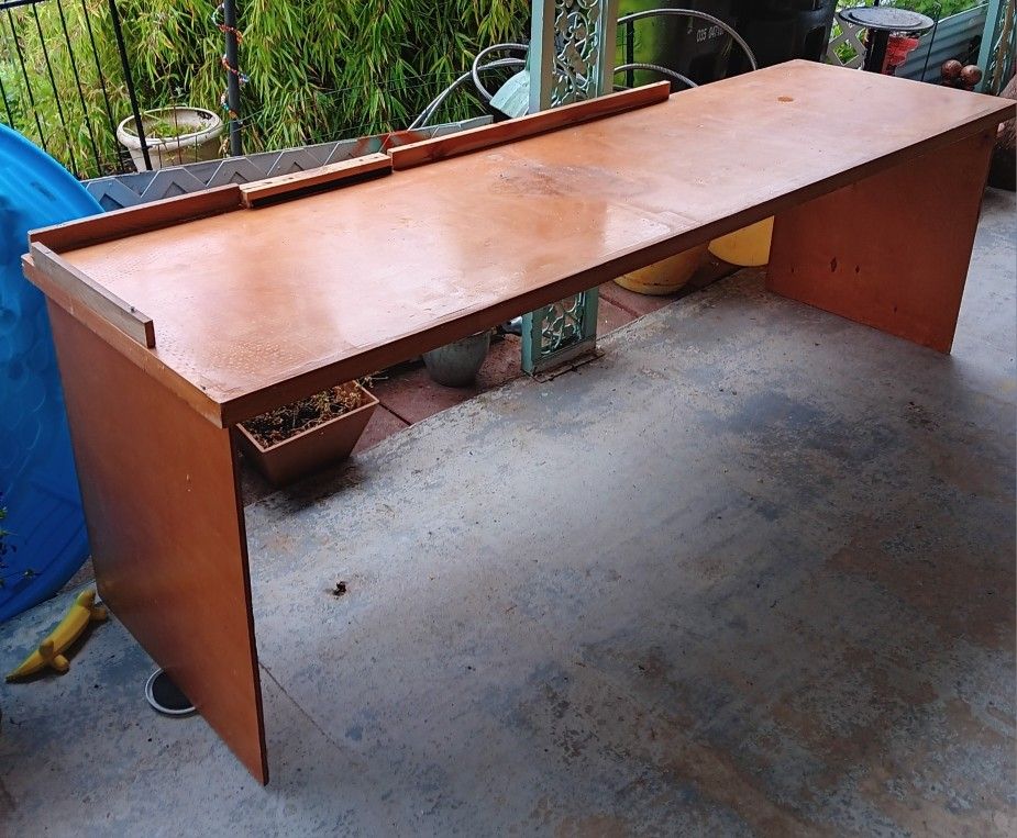 Very STURDY DESK
