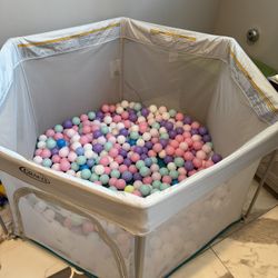 Graco children's play pen / ball pit for toddler baby