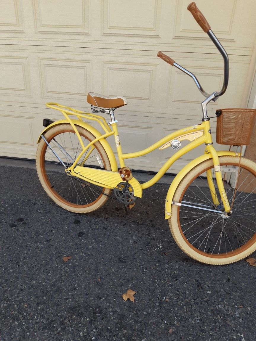 26INCHES, (YELLOW, HUFFY NEL LUSSO) GIRLS & LADIES BEACH CRUISER BIKE!