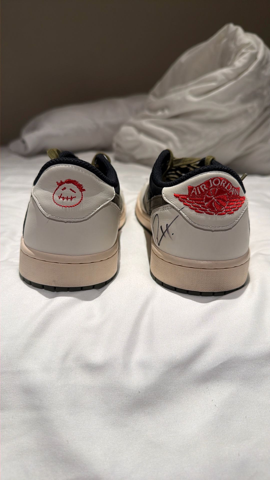 Jordan 1 Retro Low Travis Scott Olives SIGNED BY TRAVIS SCOTT  main image 3