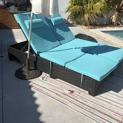 Two sunbed lounge chairs with adjustable bags.