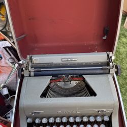 Royal Quiet Deluxe Vintage Typewriter 