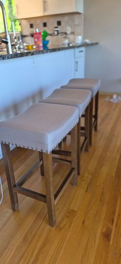 3 bar stools