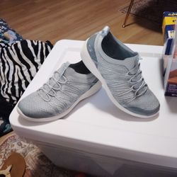 Size 7 Skechers