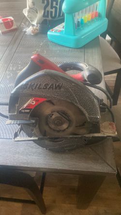 Two ladders&saw